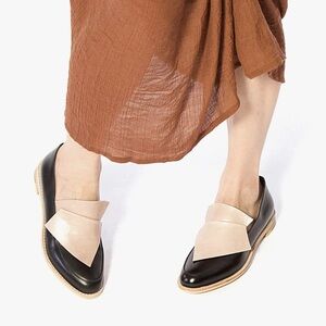 NWB All Black Flatbow Cowman Loafer in Beige/Black Size EU37/US6.5